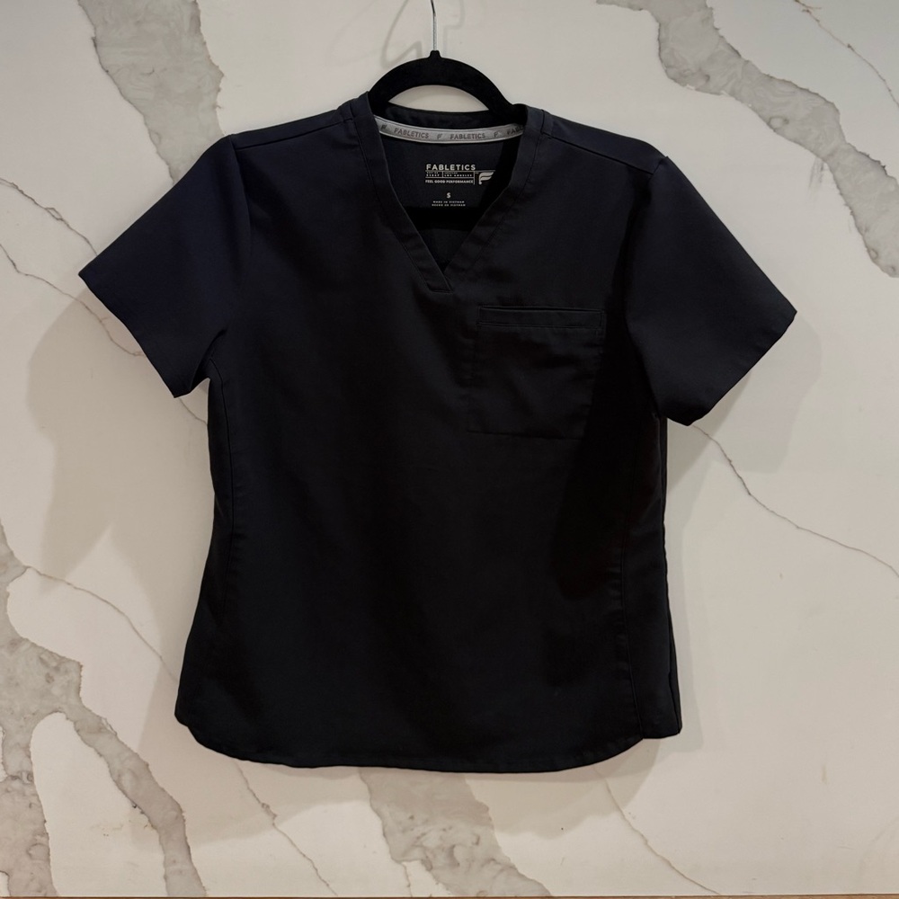 Fabletics Vital 1-Pocket Scrub Top Small in Black